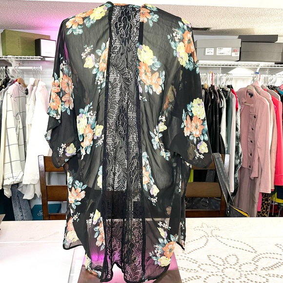 Floral Kimono with a lace back! - Picture 3 of 5